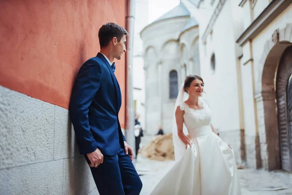 Bröllop Porträtt Ett Lyckligt Par Stativ Och Kyssar Gatorna Den — Stockfoto