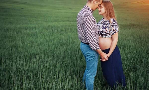 幸せなカップル待っている赤ちゃん 小麦畑での写真撮影時 美しい 若い両親 — ストック写真