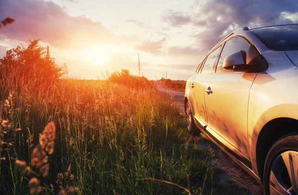 Straßenauto Auf Einem Feld Bei Sonnenuntergang Ukraine Europa — Stockfoto