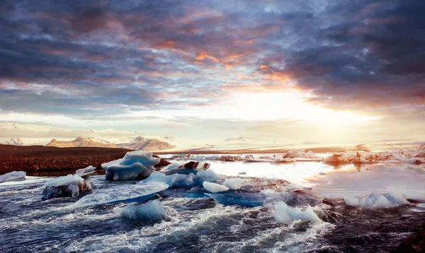 Glaciärlagunen Jökulsárlón Fantastisk Solnedgång Den Svarta Stranden Island — Stockfoto