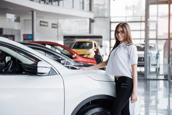 Menina Bonita Está Perto Seu Carro Ela Está Inclinada Telhado — Fotografia de Stock