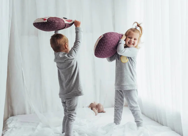 Niños Pijama Suave Cálido Jugando Cama —  Fotos de Stock