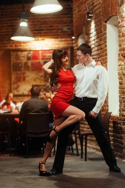 Jong Koppel Dansen Een Witte Achtergrond Gepassioneerde Salsa — Stockfoto