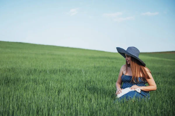 Een Zwangere Jongedame Een Veld Van Tarwe Plezier Spelen Met — Stockfoto