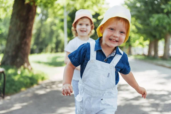 Portrait Little Girl Her Brother Children Playing Outdoors Sunny Summer — Stock Photo, Image