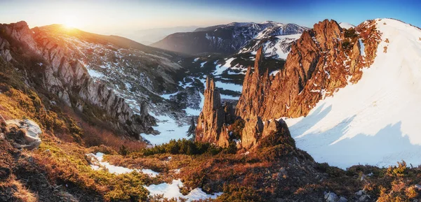 Magischer Winterschnee Frühlingslandschaft Sonnenuntergang Den Karpaten Ukraine Europa — Stockfoto