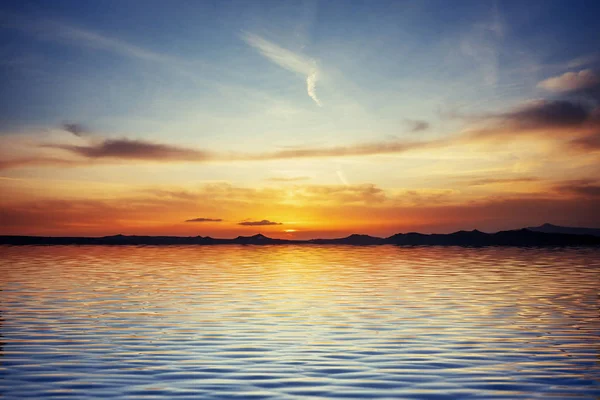 Denize Karadeniz Kıyısında Günbatımı Renkli Bir Turuncu Gökyüzü Ufukta Yukarıda — Stok fotoğraf