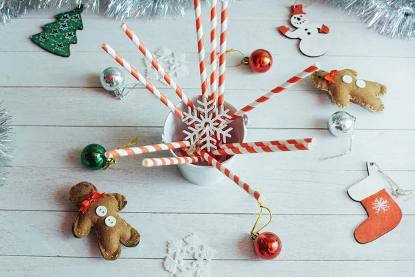 Weihnachtsbonbons Glas Mit Weihnachtsdekoration Auf Dem Tisch — Stockfoto