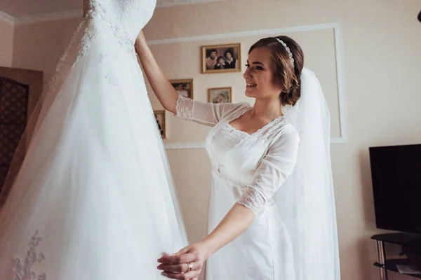 Menina Tentando Vestido Noiva Melhor Dia Minha Vida — Fotografia de Stock