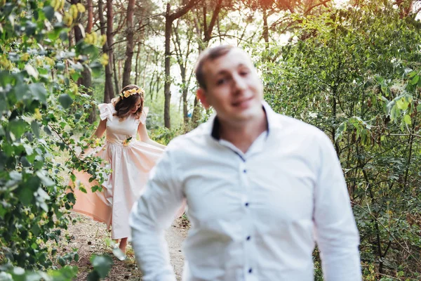 Hermosa Pareja Feliz Paseo Por Bosque — Foto de Stock