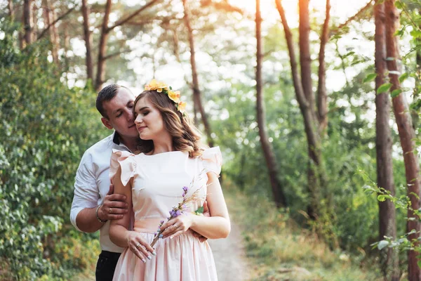 Walk Happy Young Couple Nature City — Stock Photo, Image