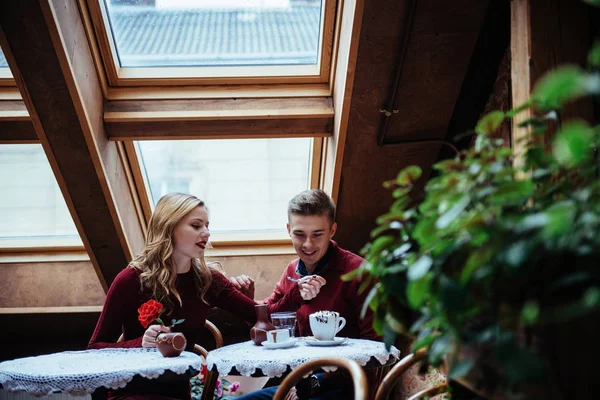 Hermoso Joven Hombre Mujer Están Celebrando Día San Valentín Restaurante — Foto de Stock