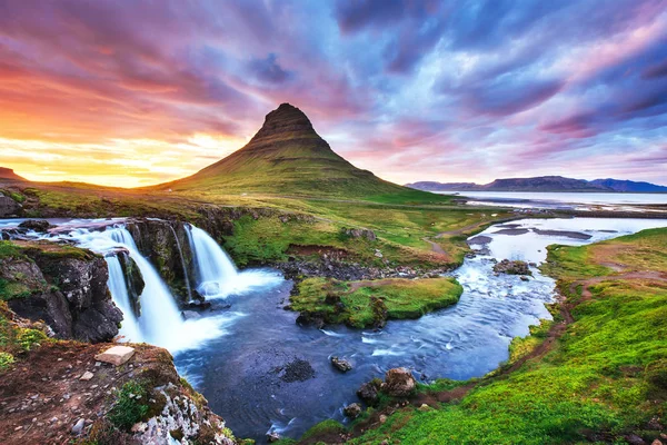 Яскравий Захід Сонця Над Ландшафтами Водоспадами Гора Кіркюфелл Ісландія — стокове фото