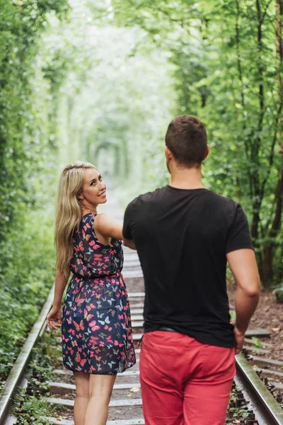 Verliefde Paar Liefde Tunnel Ijzeren Weg — Stockfoto