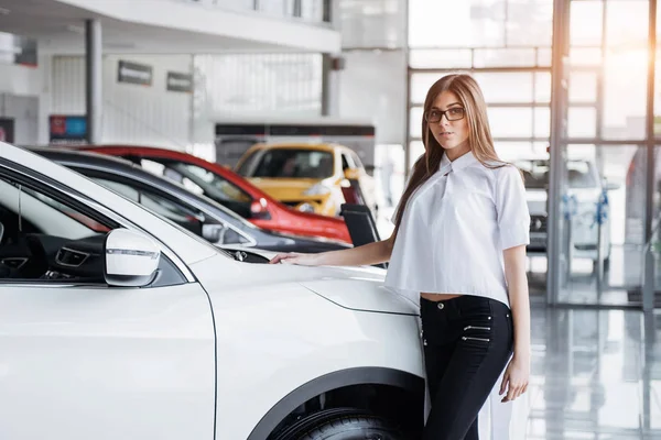 Menina Bonita Está Perto Seu Carro Ela Está Inclinada Telhado — Fotografia de Stock