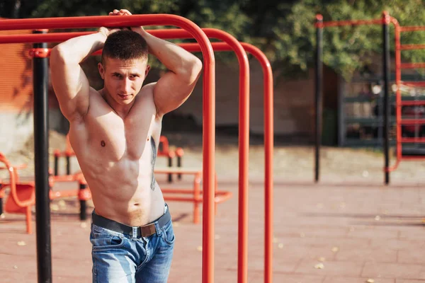 Jovem Atleta Forte Engajado Playground Exercícios Nas Barras Livre Aptidão — Fotografia de Stock