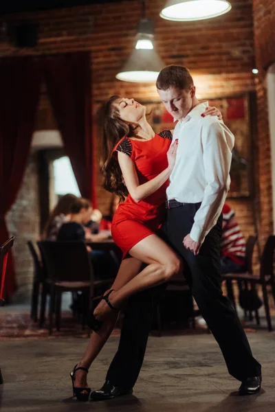 Jeune Couple Dansant Sur Fond Blanc Danseurs Passionnés Salsa — Photo