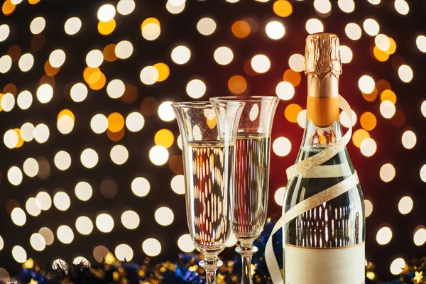 Weihnachts Und Neujahrsfeier Mit Champagner Paar Flöten Und Eine Flasche — Stockfoto