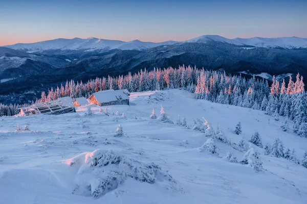 Capanna Montagna Inverno Misteriosa Nebbia Previsione Delle Vacanze Felice Anno — Foto Stock