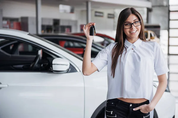 Joven Mujer Feliz Cerca Del Coche Con Las Llaves Mano — Foto de Stock