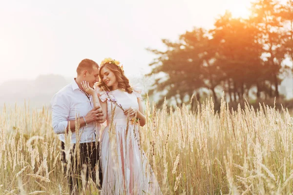 Gelukkige Vrouw Met Haar Echtgenoot Val Seizoen Het Hoge Gras — Stockfoto