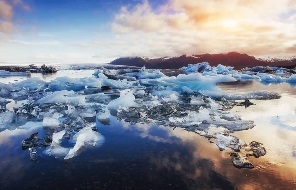 Isberg Glaciala Sjön Med Ett Berg Södra Island Vid Solnedgången — Stockfoto