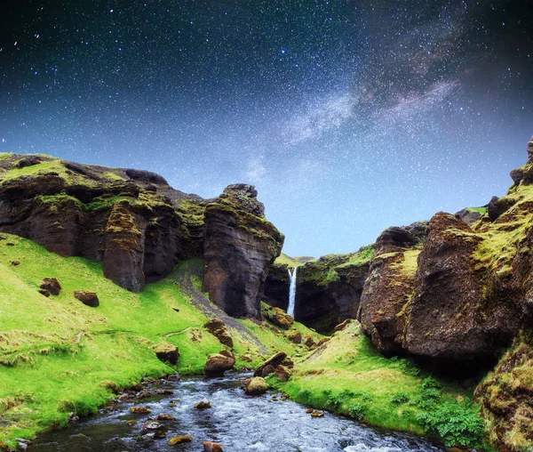 Bela Cascata Céu Estrelado Láctea Islândia Europa — Fotografia de Stock