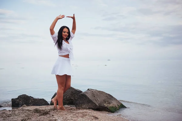Kobieta Białej Koszuli Spódnica Taniec Boso Rękę Piasek Plaża Nad — Zdjęcie stockowe