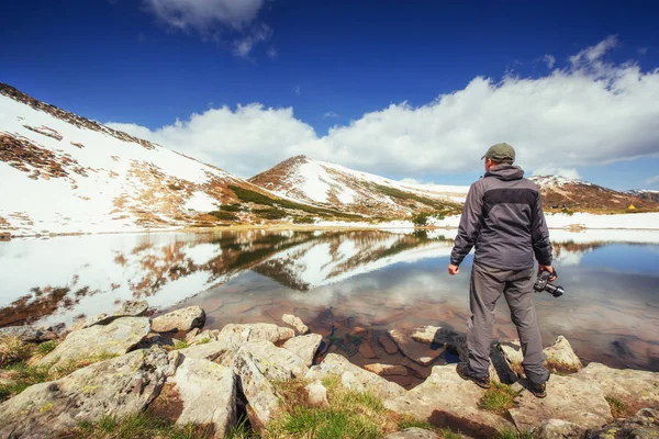 Mountain Lake Ciel Reflété Dans Eau Touriste Regarde Paysage Paysage — Photo