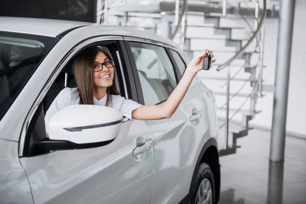 Joven Mujer Feliz Cerca Del Coche Con Las Llaves Mano — Foto de Stock