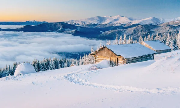 Hütte Den Bergen Winter Geheimnisvoller Nebel Vorfreude Auf Die Feiertage — Stockfoto