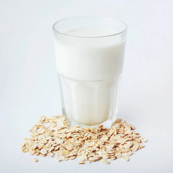 Morgenbrei Weizen Und Ein Glas Milch — Stockfoto