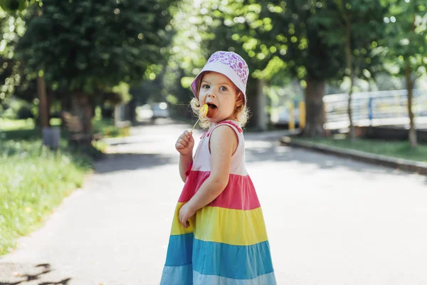 Funny Dítě Candy Lollipop Malé Radostné Holčičky Jíst Velké Cukru — Stock fotografie