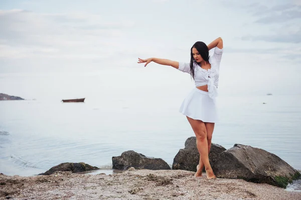 Dziewczyna Kitel Tańczy Boso Ręce Piasek Plaża Nad Lazurowe Morze — Zdjęcie stockowe