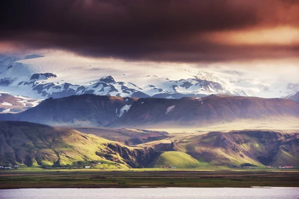 雪をかぶった山々 や氷河の緩斜面 春にすばらしいアイスランド 幻想的な劇的な雲 — ストック写真