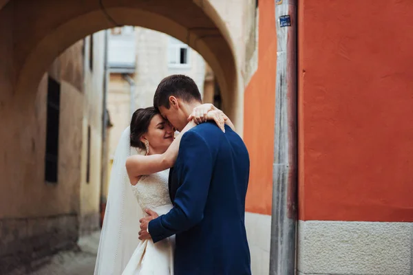 幸せなカップルの結婚式の肖像画 スタンドと旧市街の路上キス — ストック写真