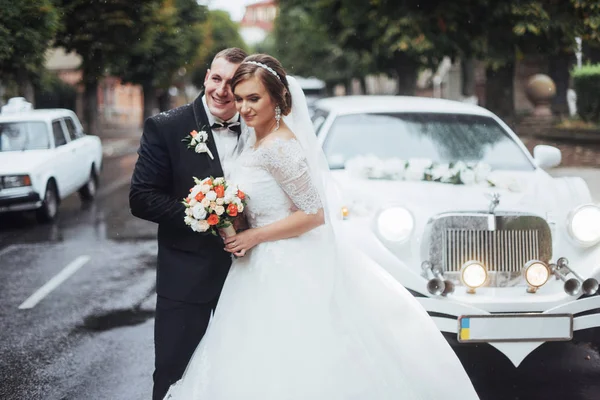 Jovem Casal Feliz Perto Carro Estrada Após Chuva — Fotografia de Stock