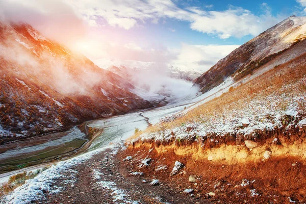 Berglandschap Van Met Sneeuw Bedekte Bergen Mist — Stockfoto