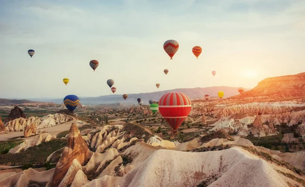 Kolorowe Balony Latające Nad Czerwony Dolina Kapadocji Anatolii Wulkanicznych Gór — Zdjęcie stockowe