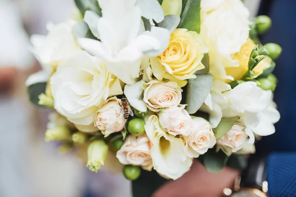 Bouquet Mariage Entre Les Mains Marié — Photo