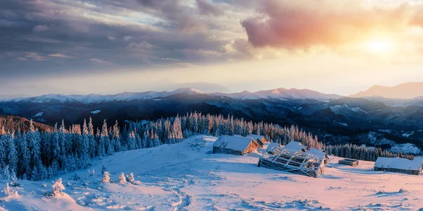 Západu Slunce Nad Zasněženými Vrcholky Hor Dřevěné Chaty Očekávání Svátku — Stock fotografie