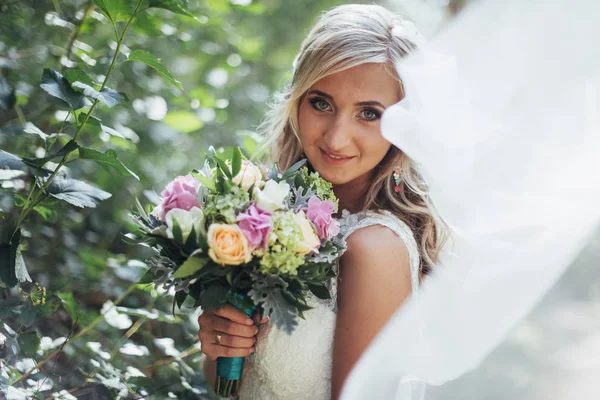 Mutlu bir gelin peçe ile poz portresi.