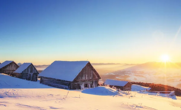 Cabine Bergen Winter Mysterieuze Mist Afwachting Van Vakantie Karpaten Oekraïne — Stockfoto