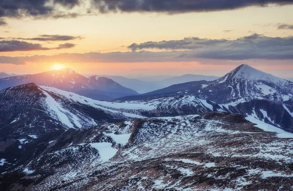 Farbenfroher Frühlingssonnenuntergang Über Den Bergketten Den Karpaten Des Nationalparks Ukraine — Stockfoto