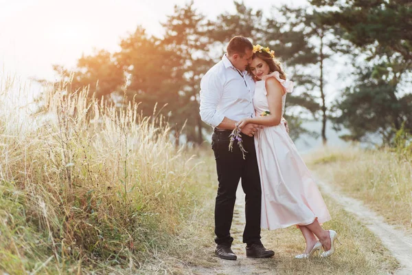 Feliz Pareja Joven Bosque Pinos Verano Día Soleado — Foto de Stock