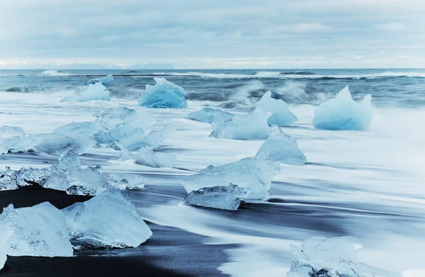Παγετώνας Στην Μαύρη Ηφαιστειακή Παραλία Κόσμος Ομορφιάς Ισλανδία — Φωτογραφία Αρχείου