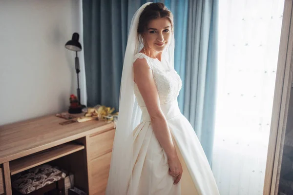 Ritratto Della Sposa Felice Vestito Fantastica Giornata Estiva — Foto Stock