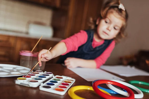 Carino Bambina Adorabile Pittura Prescolare Con Acquerelli Tela Creativo Giovane — Foto Stock