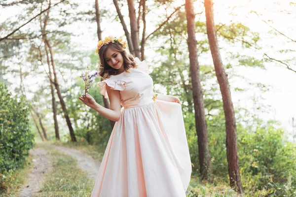 Glad Ung Kvinna Lång Klänning Vacker Tallskog Soliga Sommardag — Stockfoto