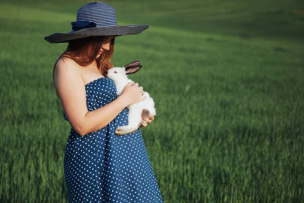 Een Zwangere Jongedame Een Veld Van Tarwe Plezier Spelen Met — Stockfoto